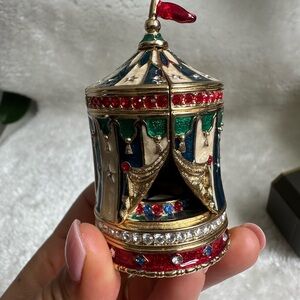 Estee Lauder Red and Green Decorative Accents